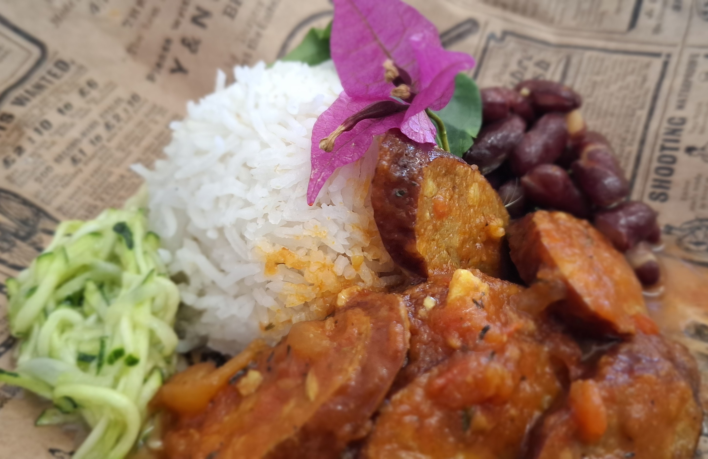 Plat rougail-saucisse préparé par le foodtruck