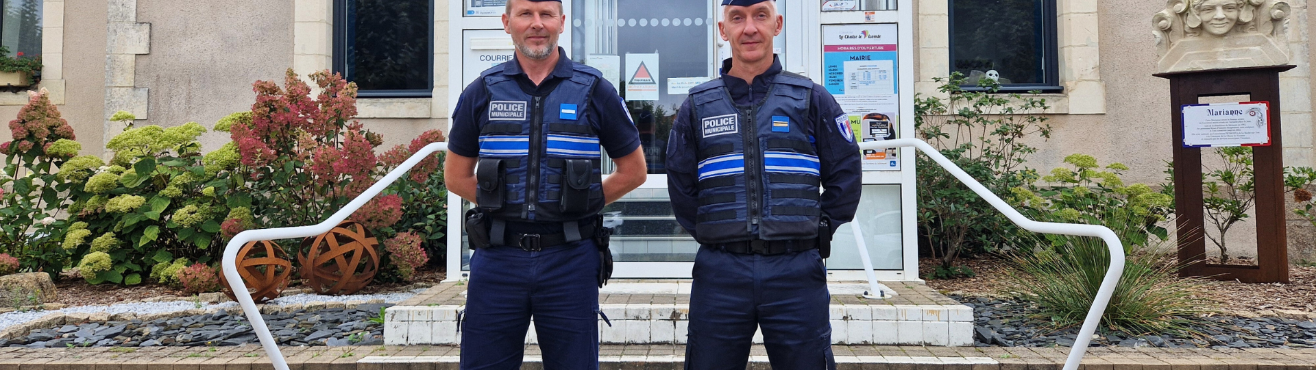 Photo des deux policiers devant la Mairie de La Chaize