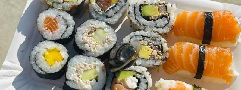 Des sushis dans une barquette