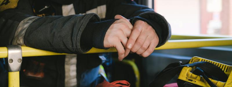 Mains d'un sapeur-pompier