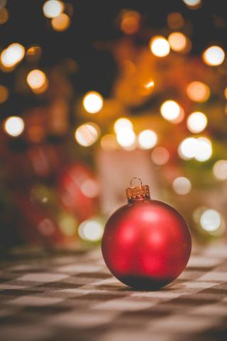 Boule de Noël posée au sol