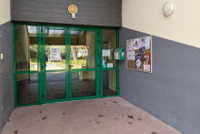 Extérieur (entrée) de la salle polyvalente