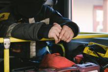 Mains d'un sapeur-pompier